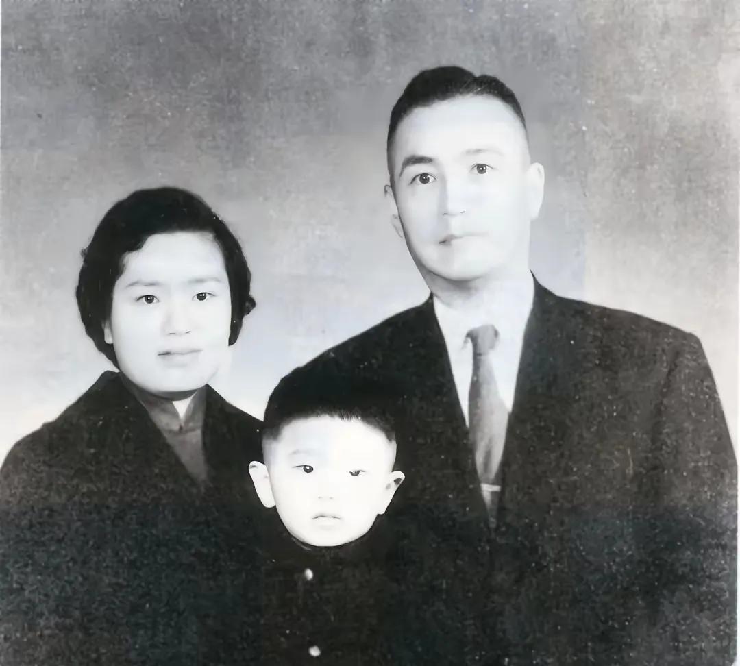 图片是台湾50年代吴石将军案的大叛徒蔡孝乾一家三口，这家伙还是个老干部，是参加过