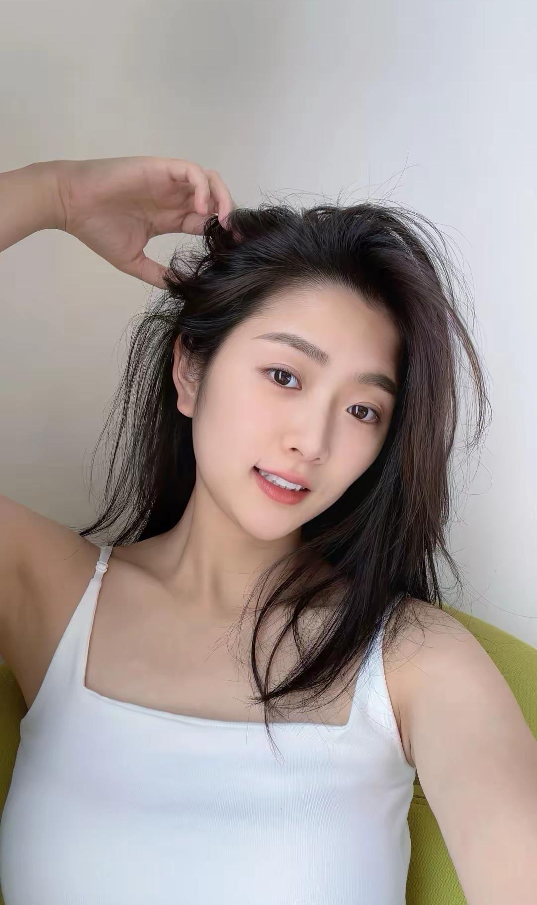 这位美女在整理头发呢。