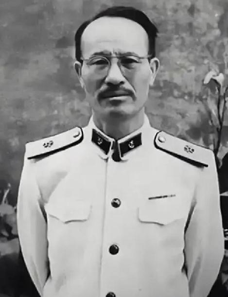 1955年授衔奇观：自己是少将，警卫员是大将，元帅见了他要叫“老师”，他却笑着说