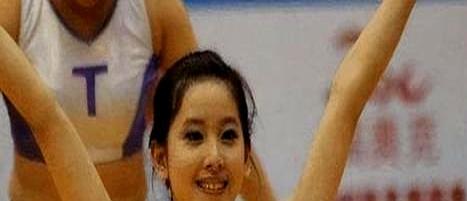 腋毛冲上热搜，只因一张旧照章泽天高中啦啦操照片被翻出来，腋下绒毛抢镜。网友