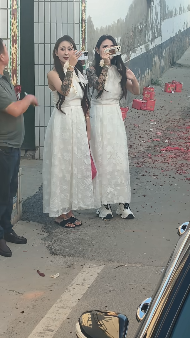 在城里一起上班的姐妹今天结婚了