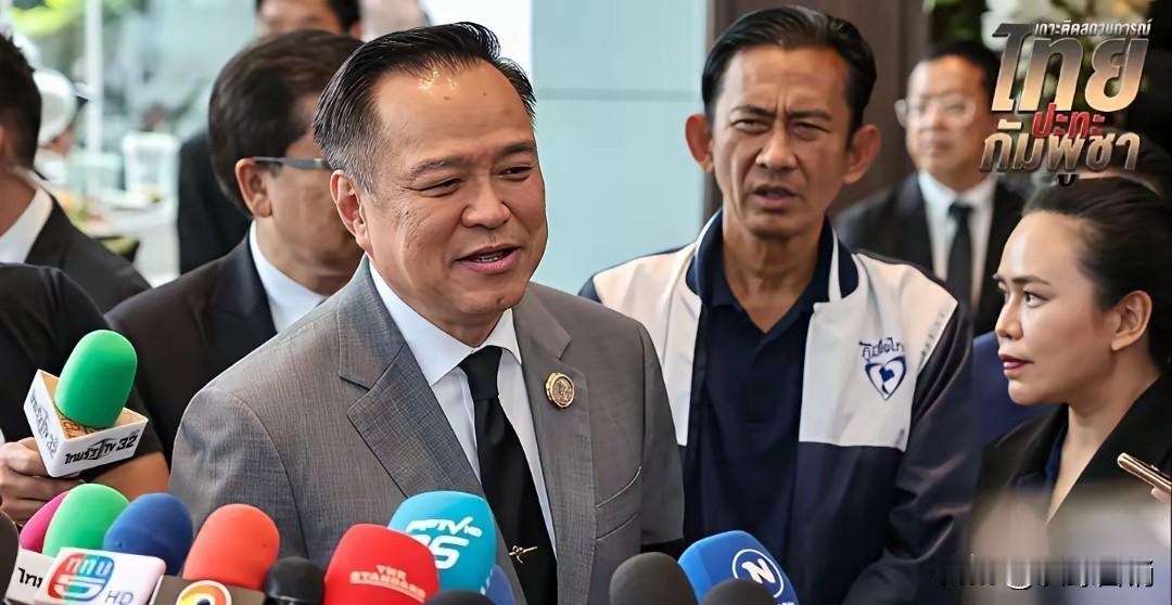 泰国总理满脸笑容好轻松，这是告诉大家打柬埔寨小意思。