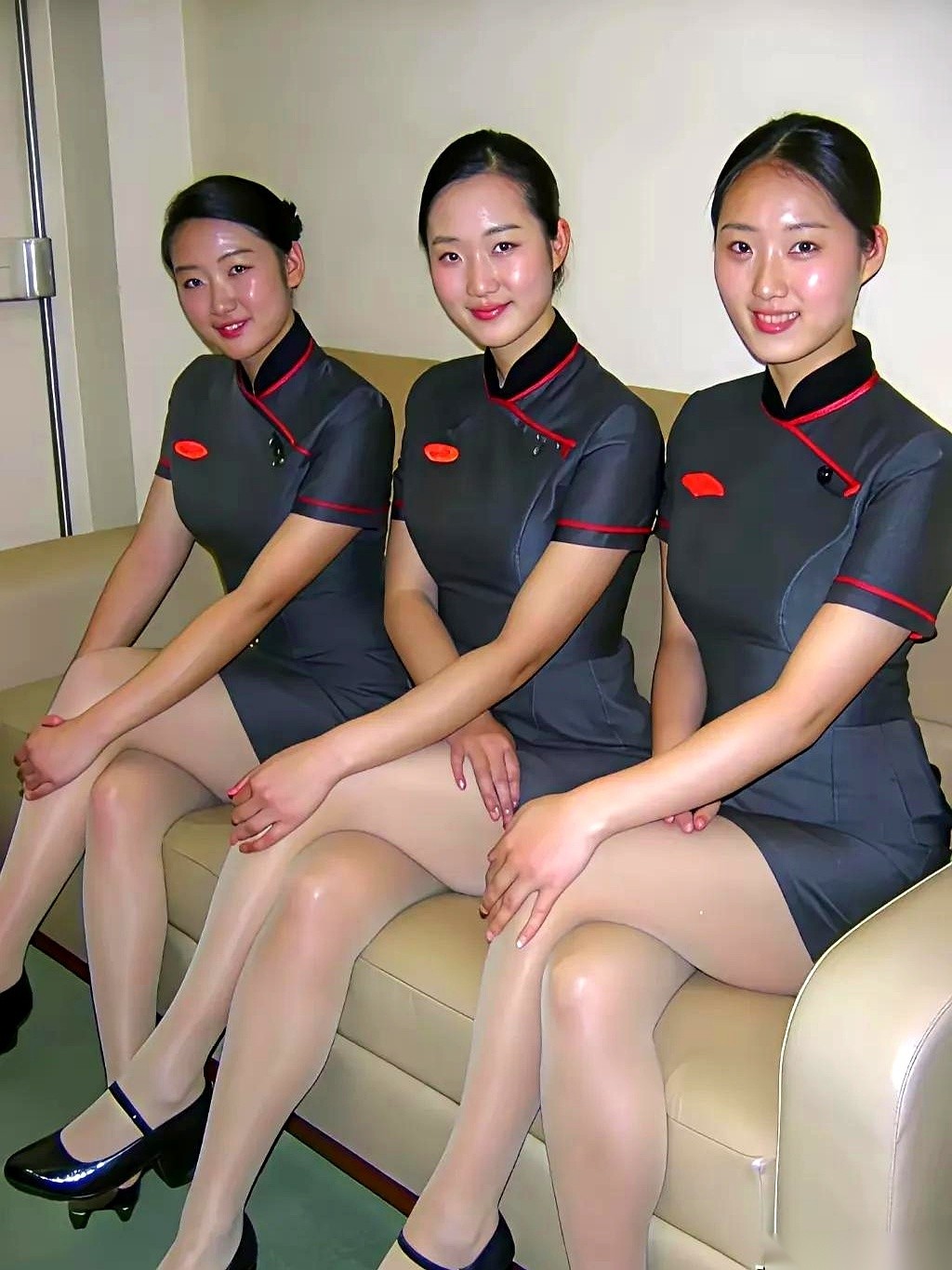 刷到一张老照片，2009年的机场。几个穿着制服的小姐姐，脸上那股劲儿...