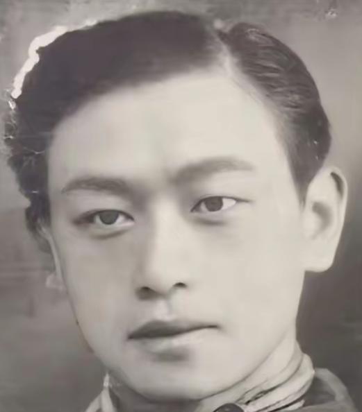1939年影院锄奸：汉奸头子程锡庚藏在电影院看电影，锄奸队找不到他，就让播放员播