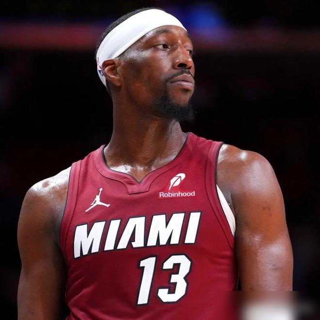 别再吹阿德巴约的83分了。我告诉你，那根本不是一场球，那是一场精心策划的商业