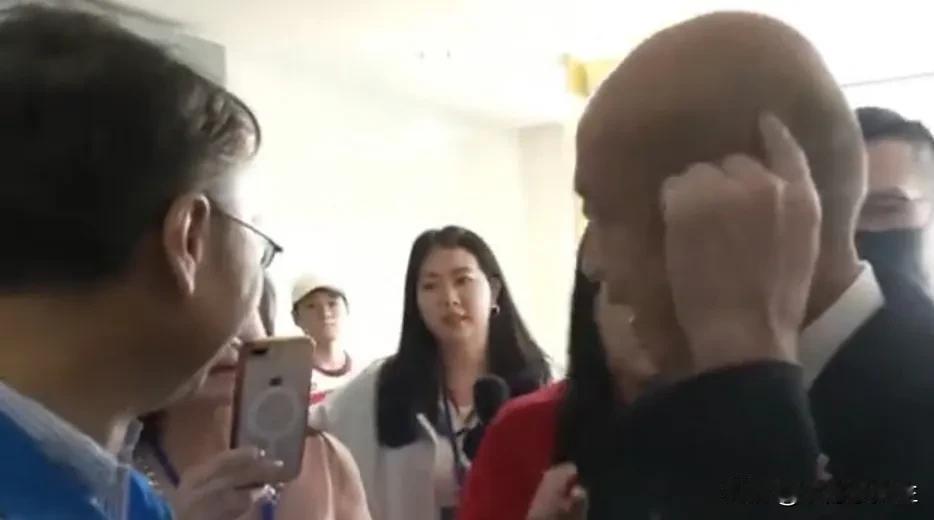 台湾地区立法机构负责人韩国瑜今天出席活动时，正在前面走着的时候，后面一位举着摄像