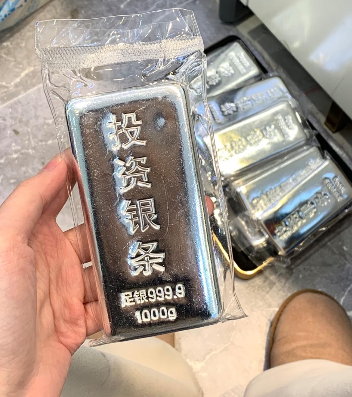 银价都跌到12块8了，金价还稳稳地站在886。这数据一摆出来，你第一反应是什么？