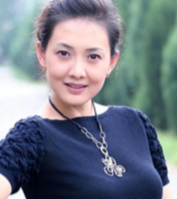 2007年，牛莉生下一女，在一次吵架的过程中，她怒气冲冲地问老公刘亚东："你比我