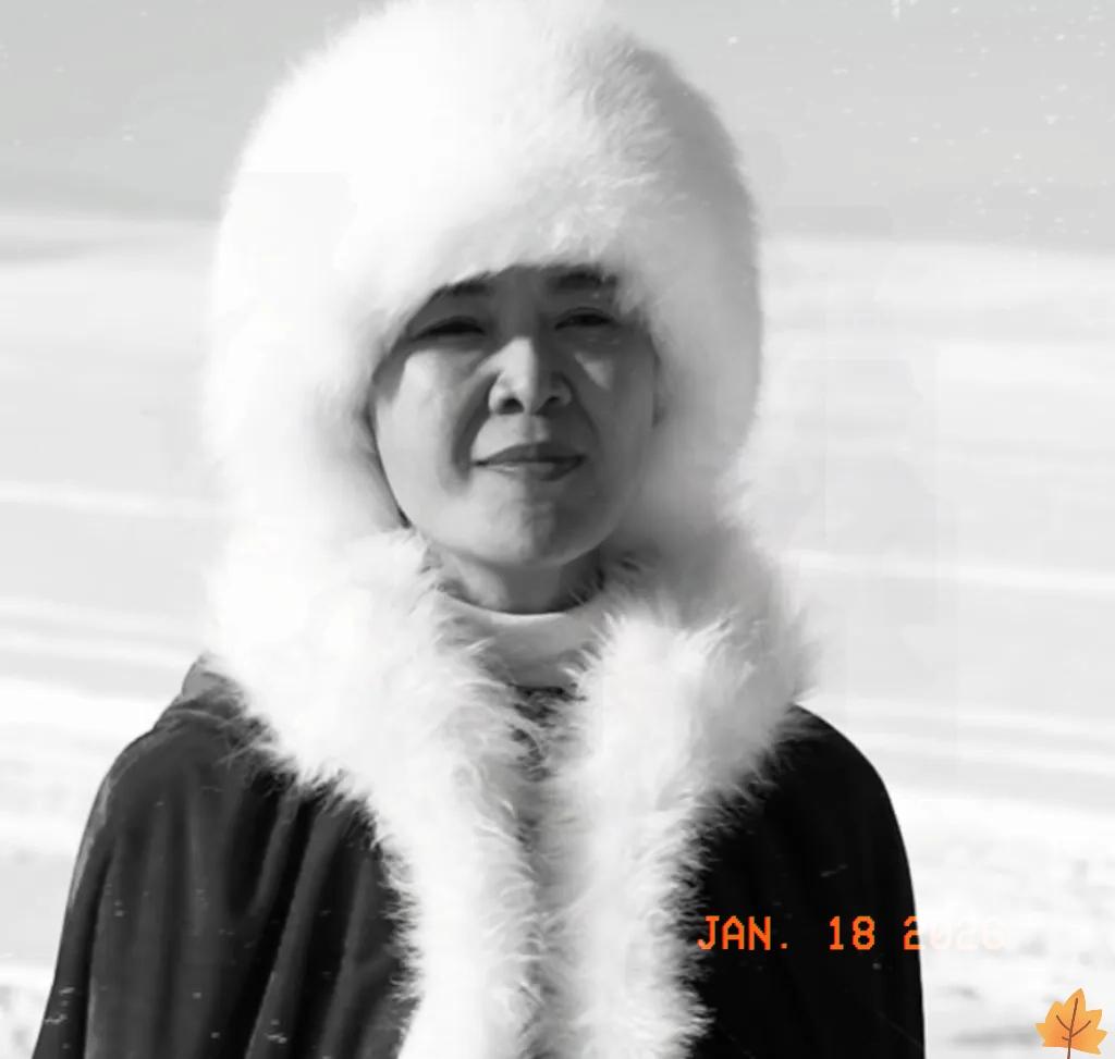 贺娇龙的追悼会，没有任何照片流出，业内人士认为这绝不是巧合，而是有意为之，说明追