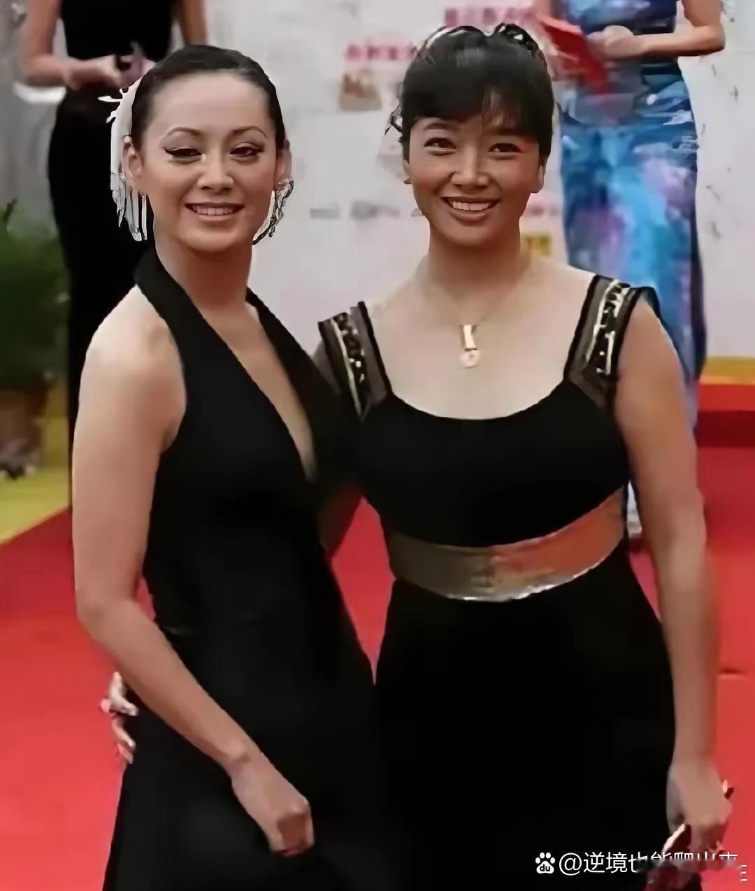 江珊年轻时候其实长得很漂亮，气质比陈红好，打扮得休闲清爽。