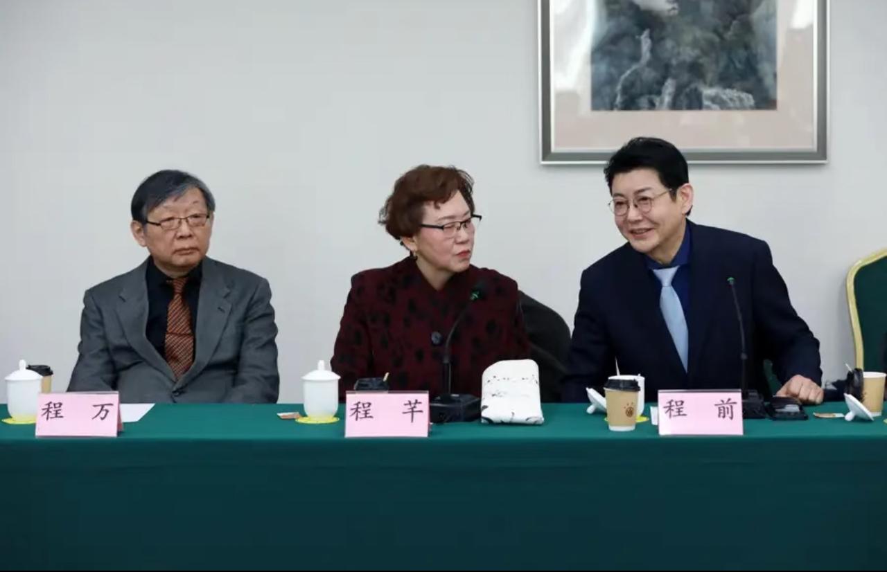 知名主持人程前终于露面了，猛然间亮相真的让人认不出来。年轻时期的程前帅气儒雅