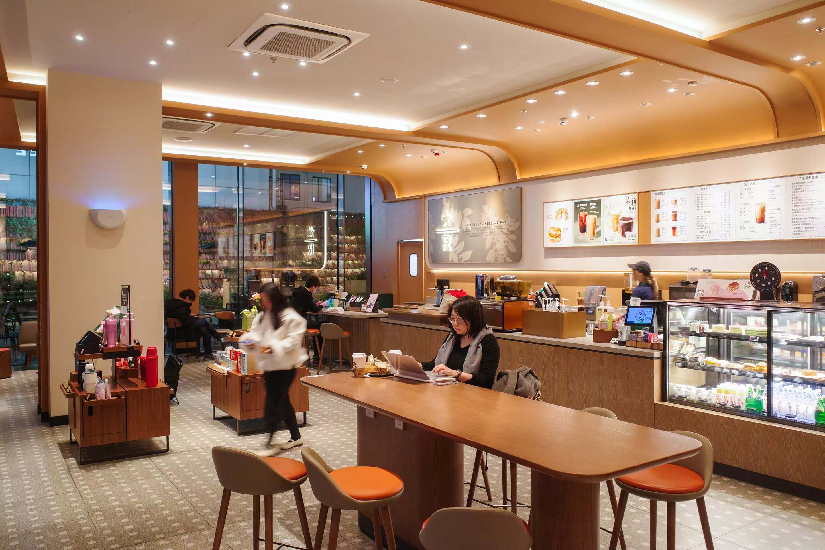 补贴洪流中的咖啡业: 巨头收割, 小店挣扎