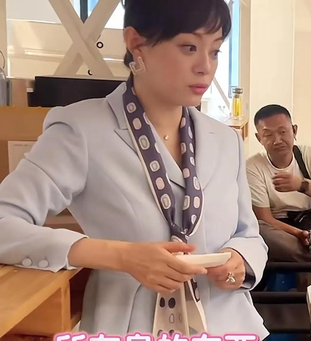 孙俪片场跟导演讨论自己爱吃的东西，她说所有臭的东西，她都喜欢，自己也特爱吃臭豆腐