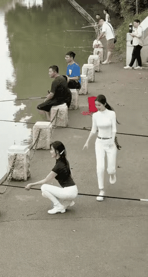 这俩个小姐姐，看来不怎么喜欢钓鱼。网友：她们已经在钓鱼了。