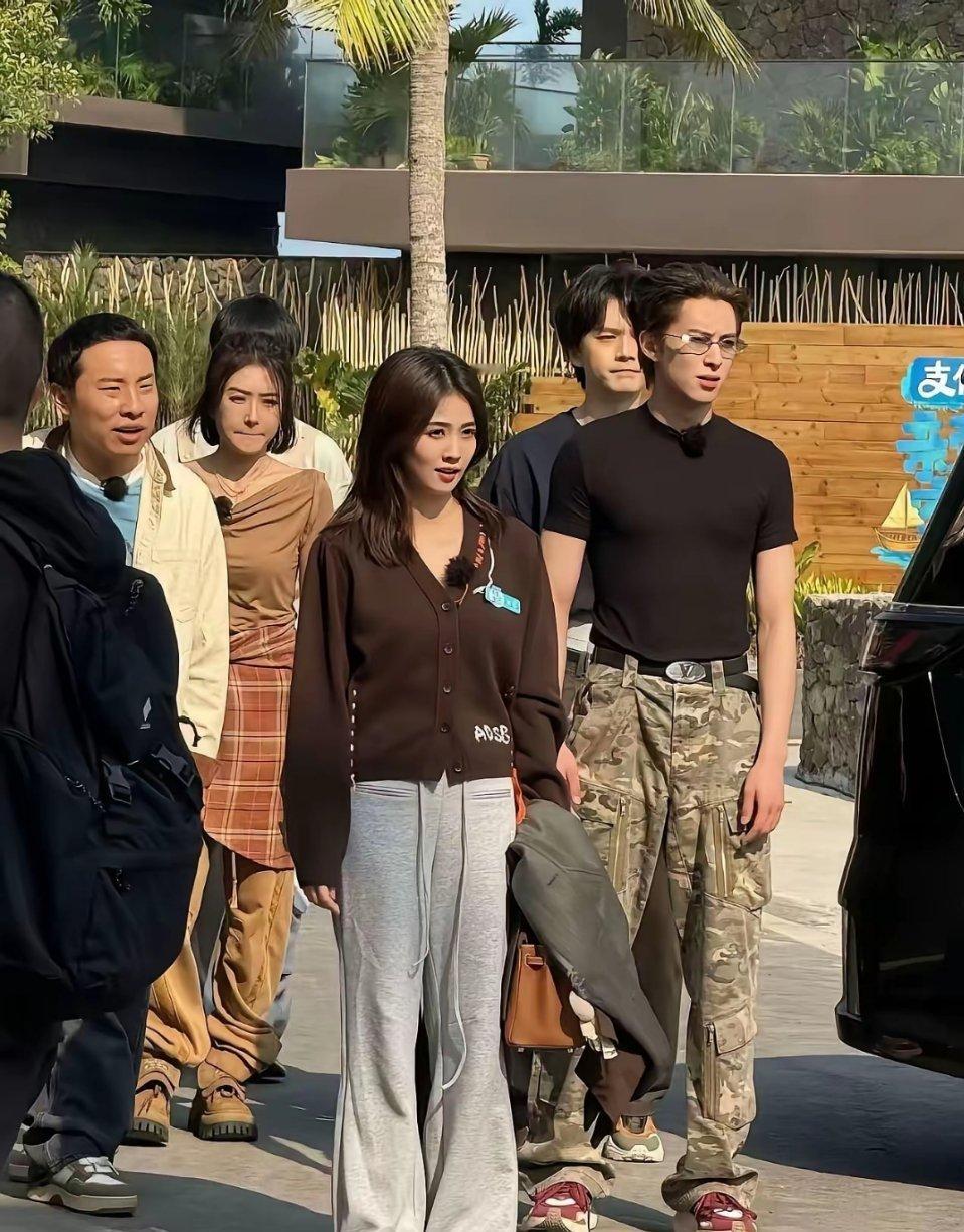 白鹿的脸真的好小，真人比照片好看一万倍