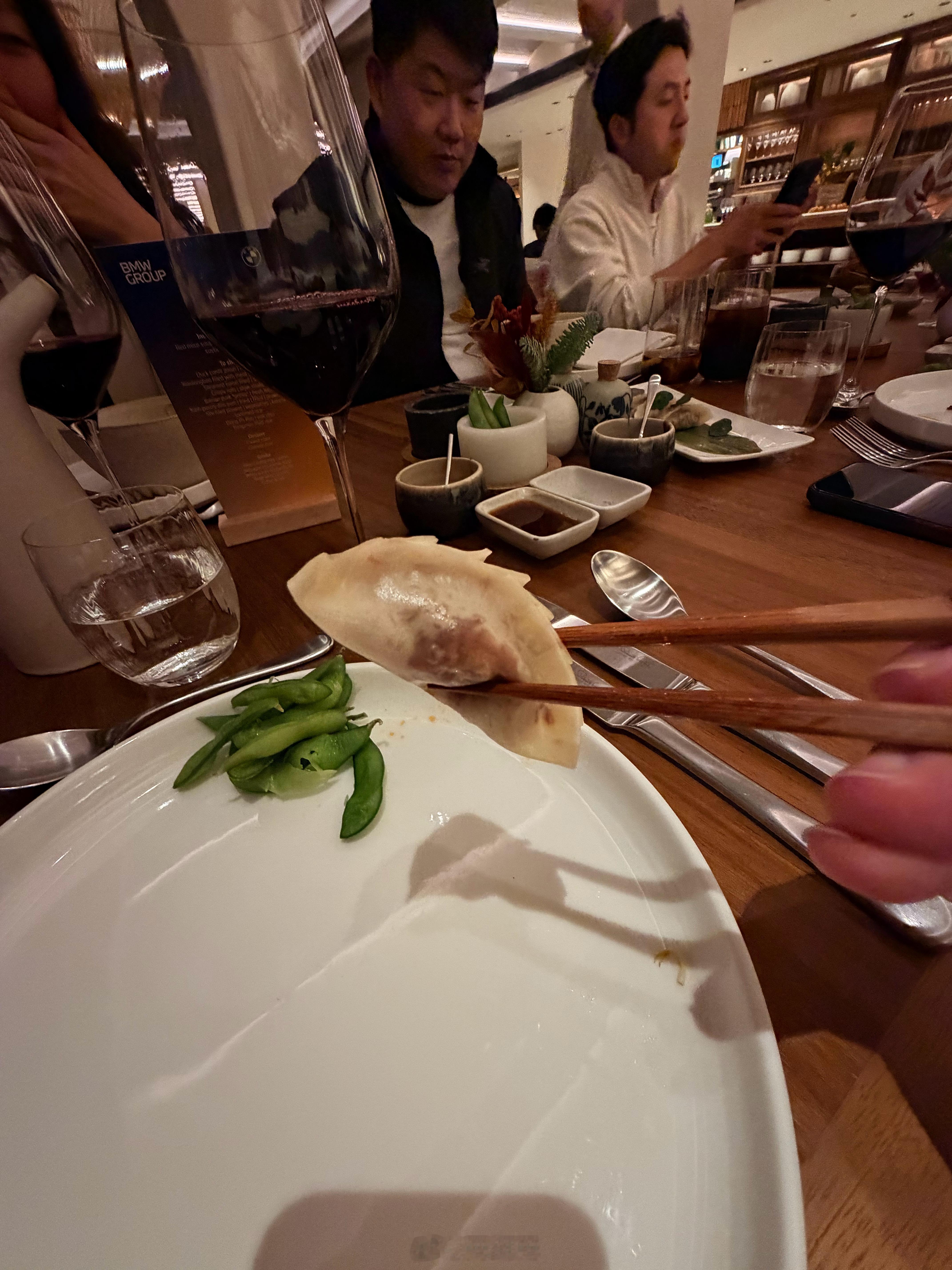 西班牙酒店的厨师，做的中国菜，我给大家详解一下。图1图2甜酸酱合鸭肉馅的饺子（其