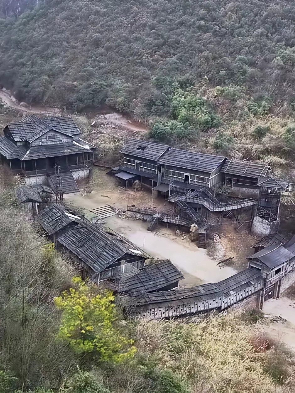为了拍电影建了土匪山寨，拍完就废弃了，有点可惜