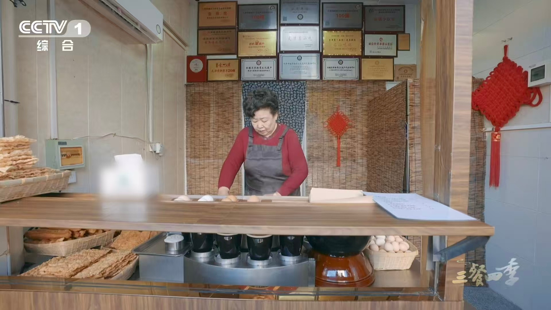 天津人一天的快乐从煎饼馃子开始你吃的煎饼馃子正宗吗绿豆面浆摊出柔韧饼皮，搂子走