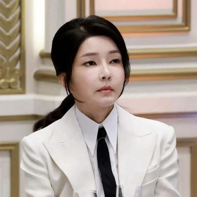 万万没想到……判了总统夫人四年刑，第十天从法院楼顶跳下……这剧本谁写的？