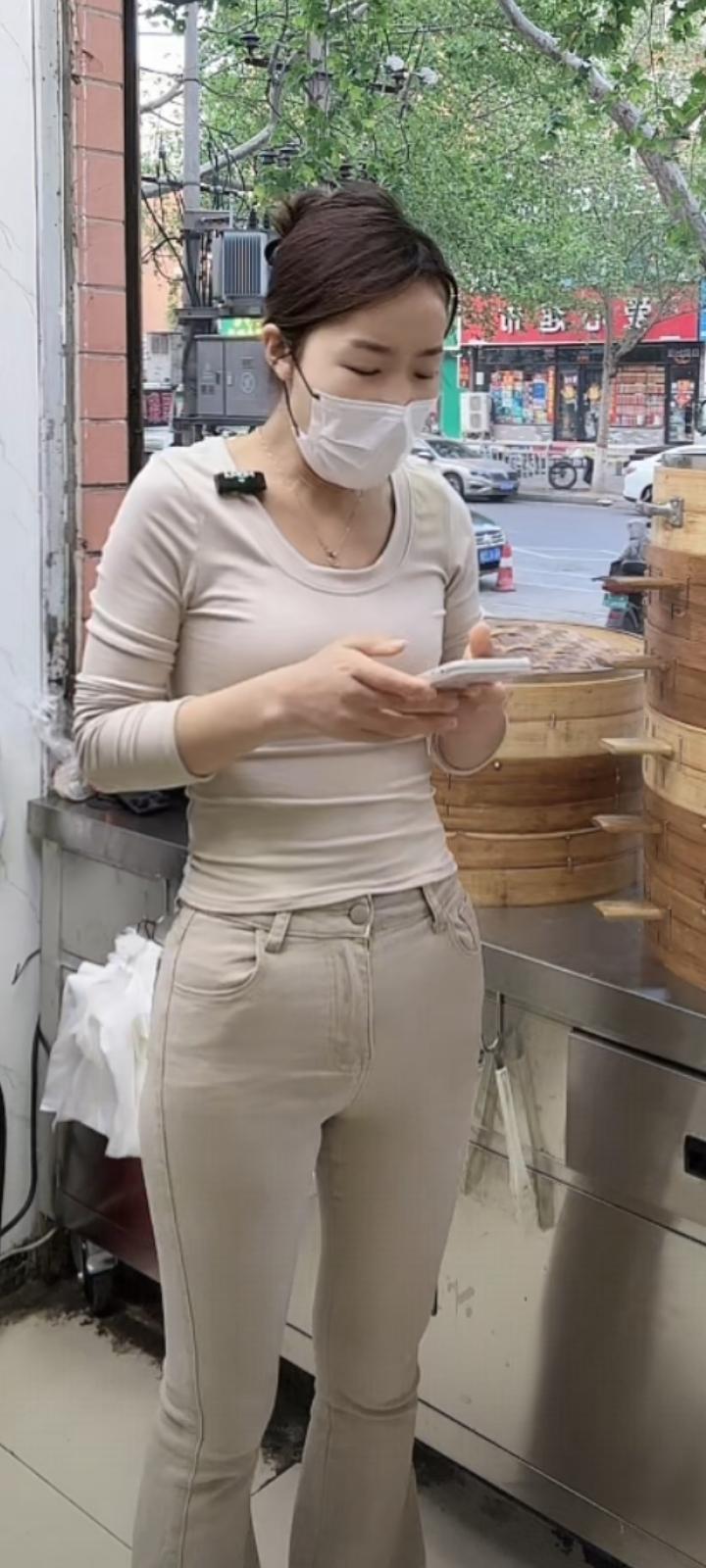 你是藏在日历缝隙里的那个日期，不必翻页，脑海自动会把它标记清晰。也是呼吸里不