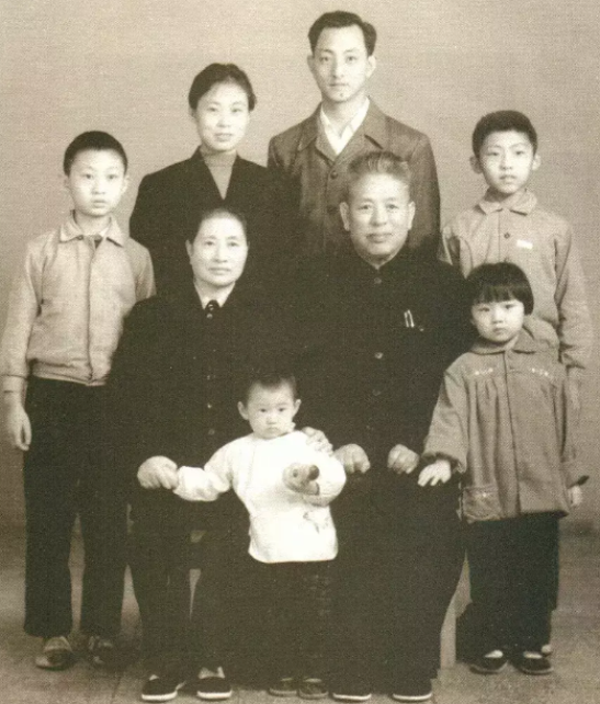 1932年，陈玉仁叛变，供出了潜伏在敌人内部的王世英，王世英察觉到异常后，就要转