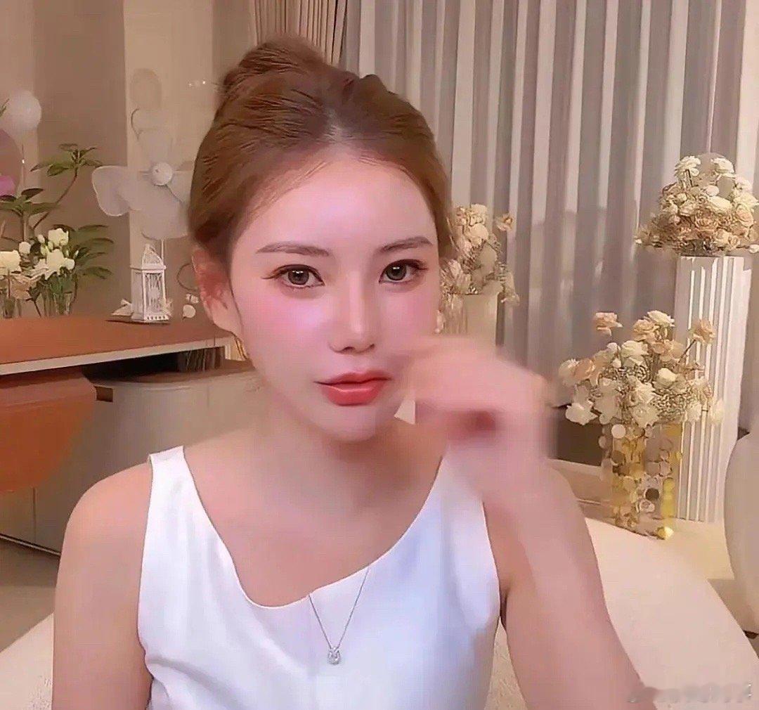 马筱梅带玥儿买30多拉布布送同学马筱梅真会处理关系！带玥儿买30多拉布布送同学，