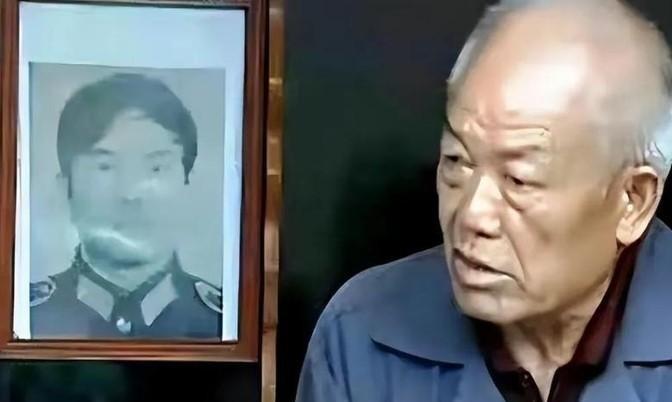 1987年，一缉毒民警，以回族老板身份打入毒贩内部，吃饭时，毒贩突然夹起一块猪肉