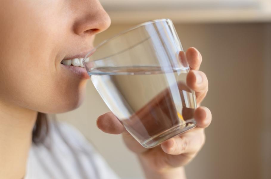 胃有没有癌变，看喝水就知？胃癌患者，喝水后或会有哪些迹象？最近总有人问我：“王