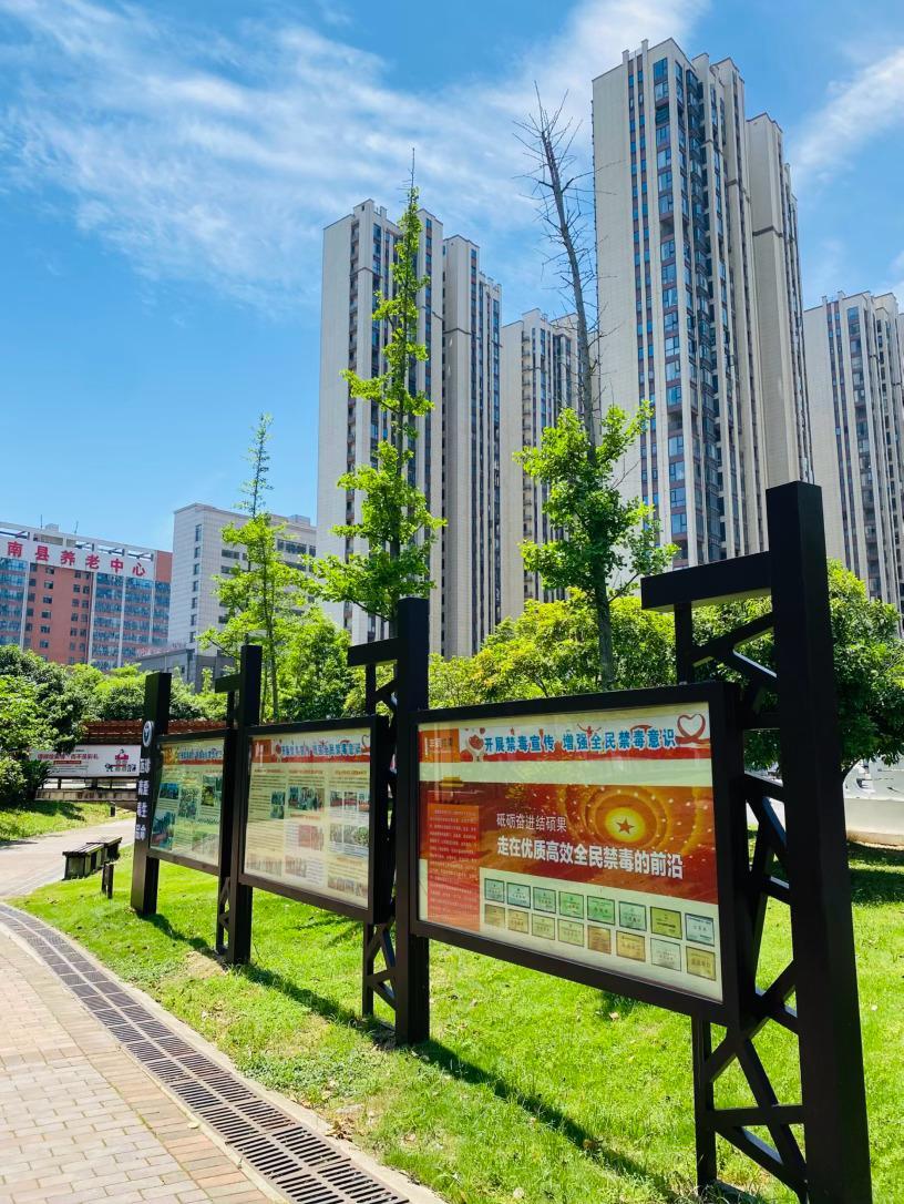 生活手记记录真实生活摄影摄影摄影南县晴日里的风与光：风穿过南县的公园时，带着青