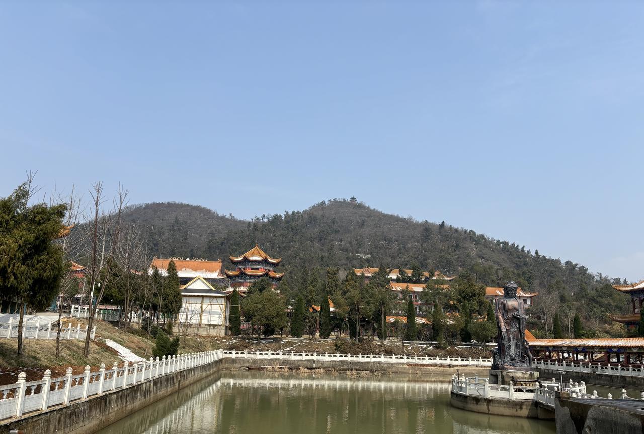 山不在高，有仙则灵武汉的龙泉山不高，海拔只有两百米左右，因为有明朝古墓而闻名。