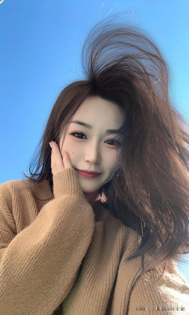 摄影写真集山顶拍的风儿有点大啊！这段描述太有画面感了，让我瞬间想到周亦