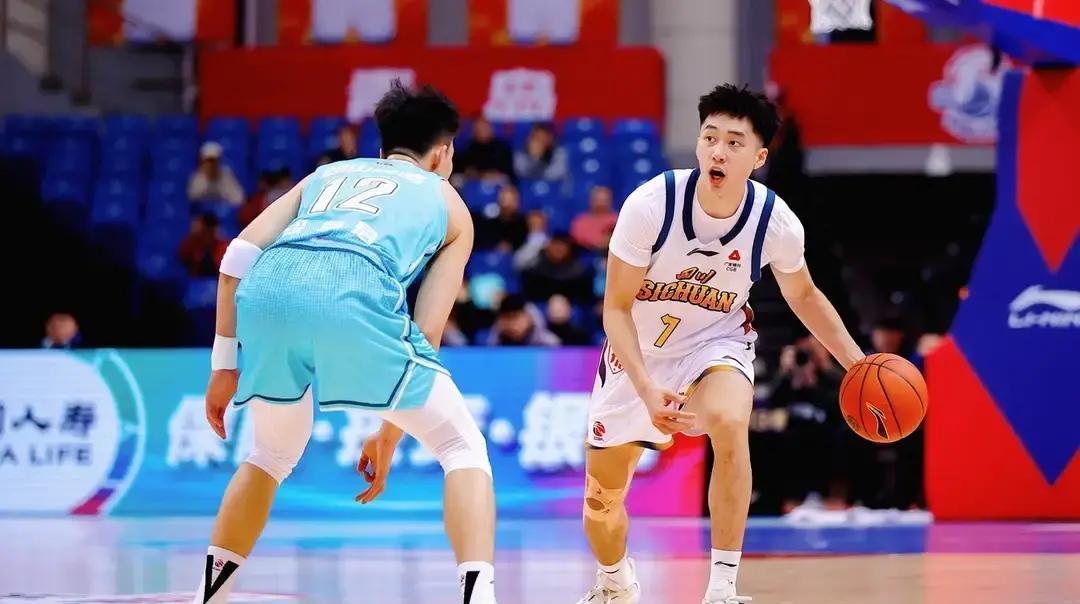 状元？榜眼？别看了。今年CBA杀疯的是探花和那个没名分的。庞峥麟，场均22