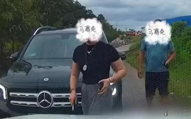 广西防城港奔驰女司机会车纠纷引特权质疑：“要不然，我就拿证了哦！”车牌信息疑遭