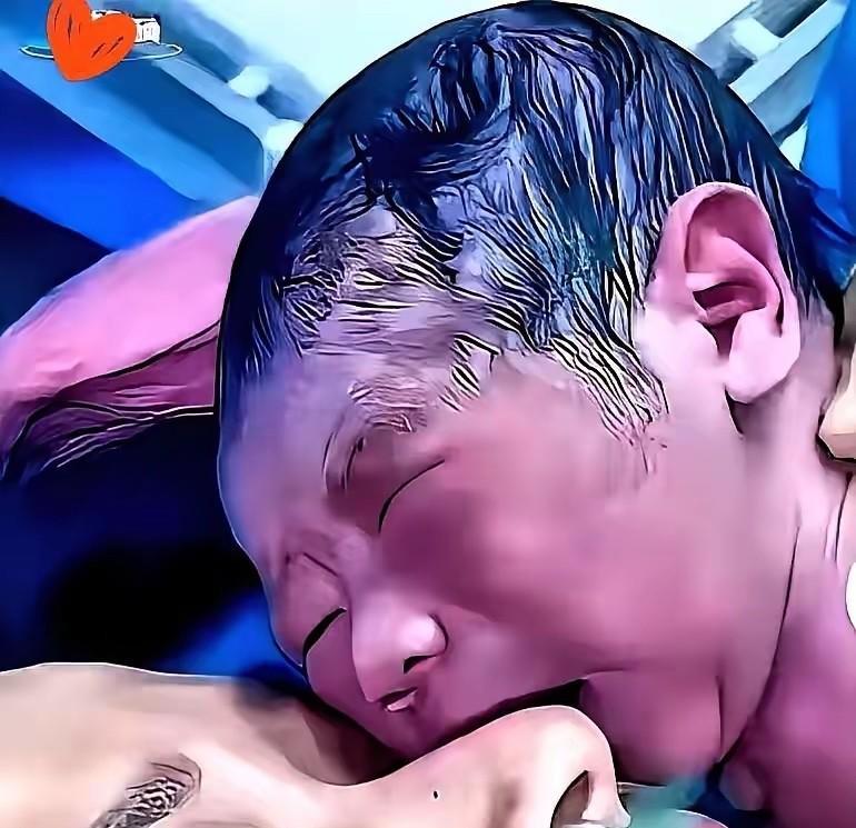 山东一家医院的产房里，炸开锅了。那一刻，产房像被拉响了警报，尖叫声顶在每个人