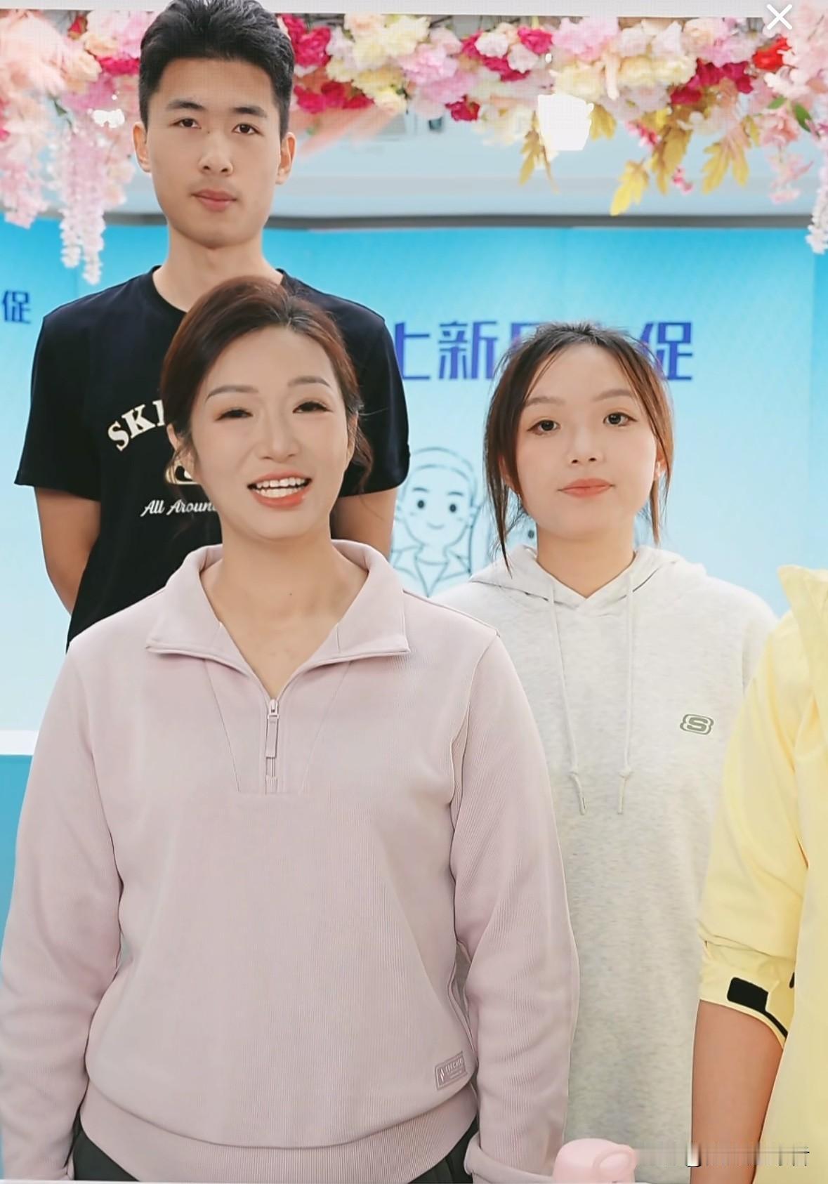 今天，谢浩男妈妈许健华带着大妹和战友海军，在杭州开启了直播带货之行。刚开始，直播