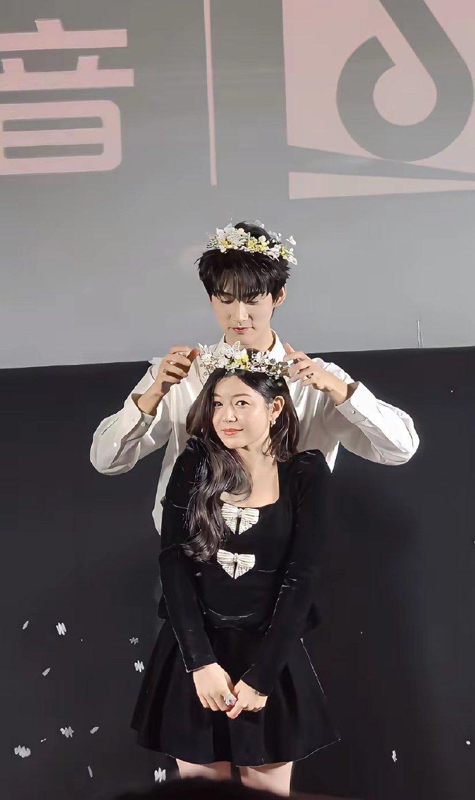 和23岁的年轻弟弟周柯宇一起就是香，42岁的陈妍希眼里有光了，人比花娇。​