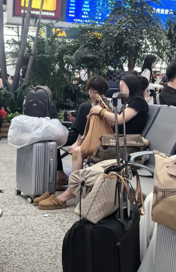 有其母，必有其女！    照片里惊现令人目瞪口呆的一幕，只见候机大厅里的一对母