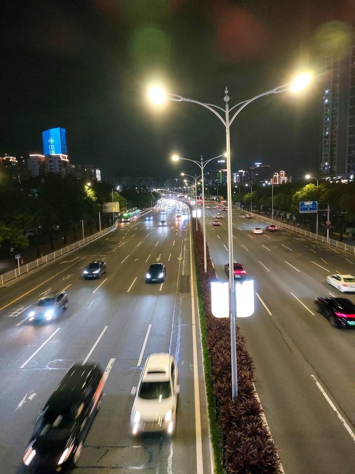 儿子国庆中秋假期结束，送他去车站路上我说：你尽快在深圳买房吧。儿子说：不买，南