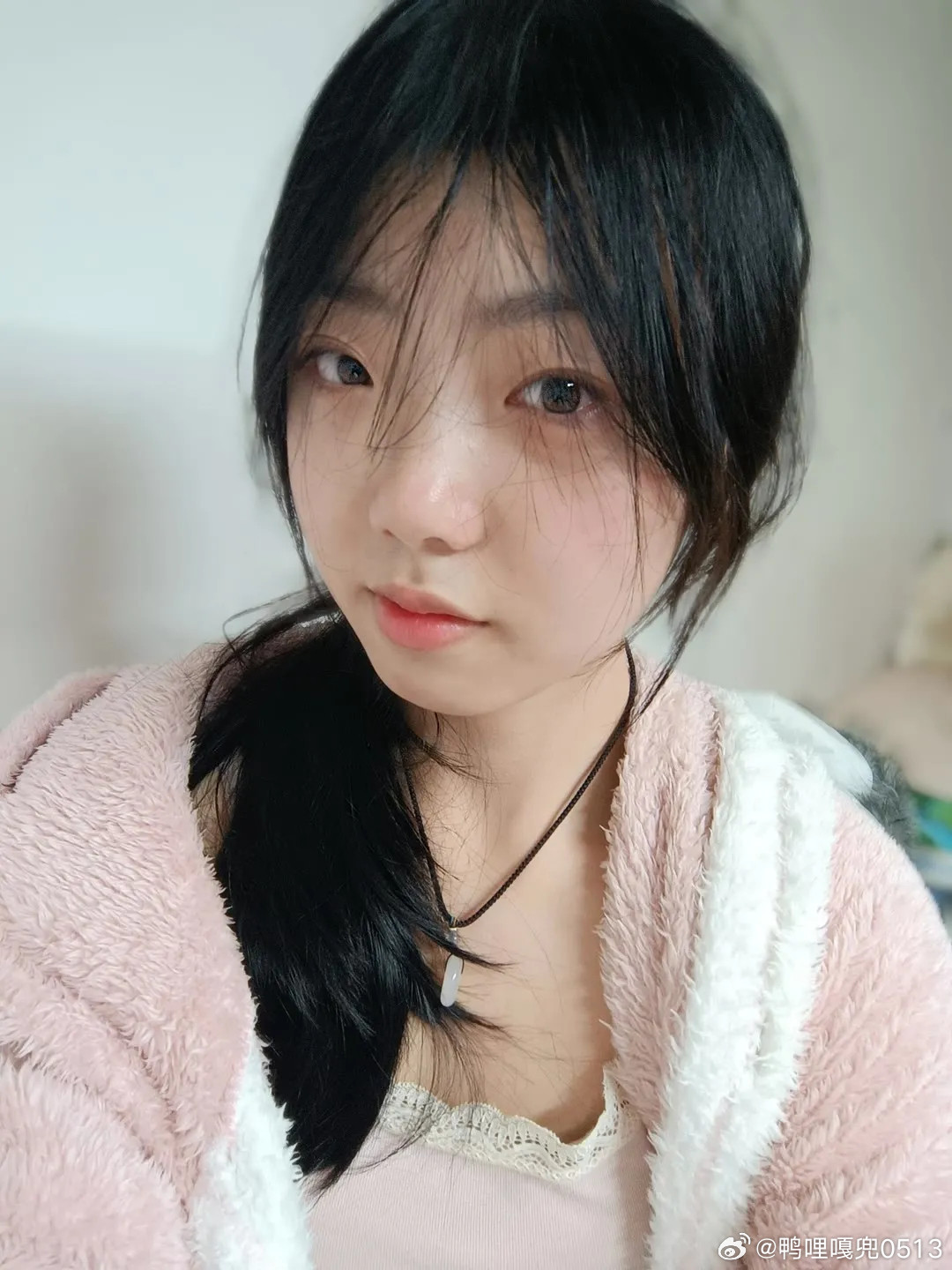 穿搭时尚穿搭今天穿什么ootd白色吊带背心和粉红绒睡衣