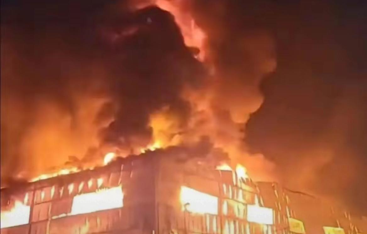 在2026年1月12日深夜的榆林市榆佳路，一座约一千平方米的粮油仓库陷入火海，消