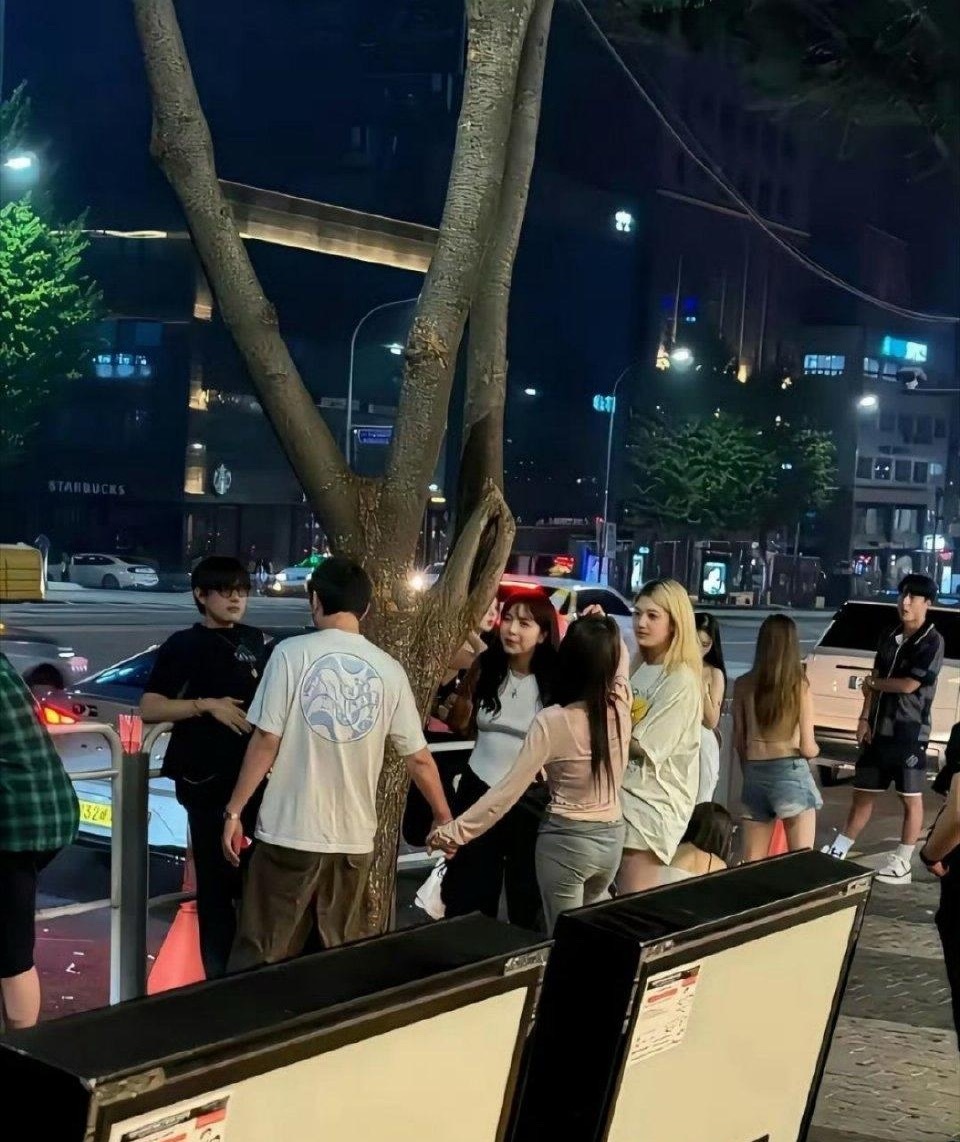 看不懂，王思聪为啥每天跟女孩子混在一起吃喝玩乐，咋就不趁年轻干一翻事业