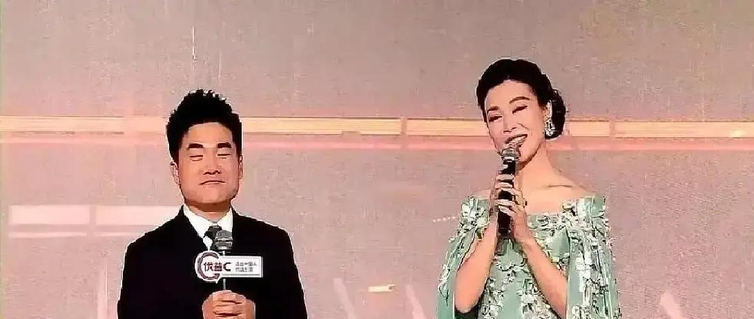 董宇辉把麦克风递给常思思那一下，观众直接鼓掌。为啥？因为直播圈抢话是常态，他肯退