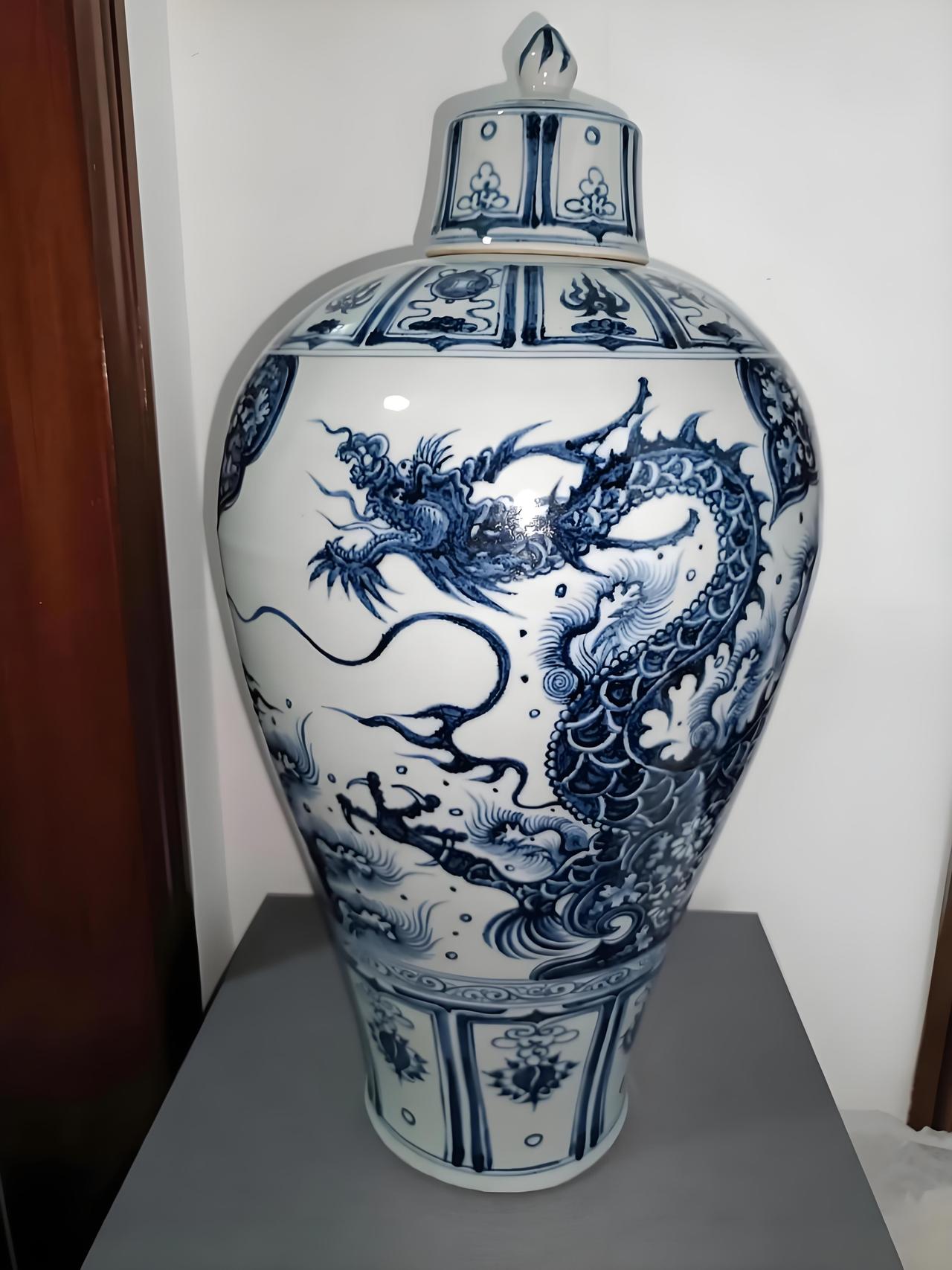 即使是官窑和民窑烧造的瓷器，大部分也可能流入官方和海外。就清代官窑瓷器来说，流入