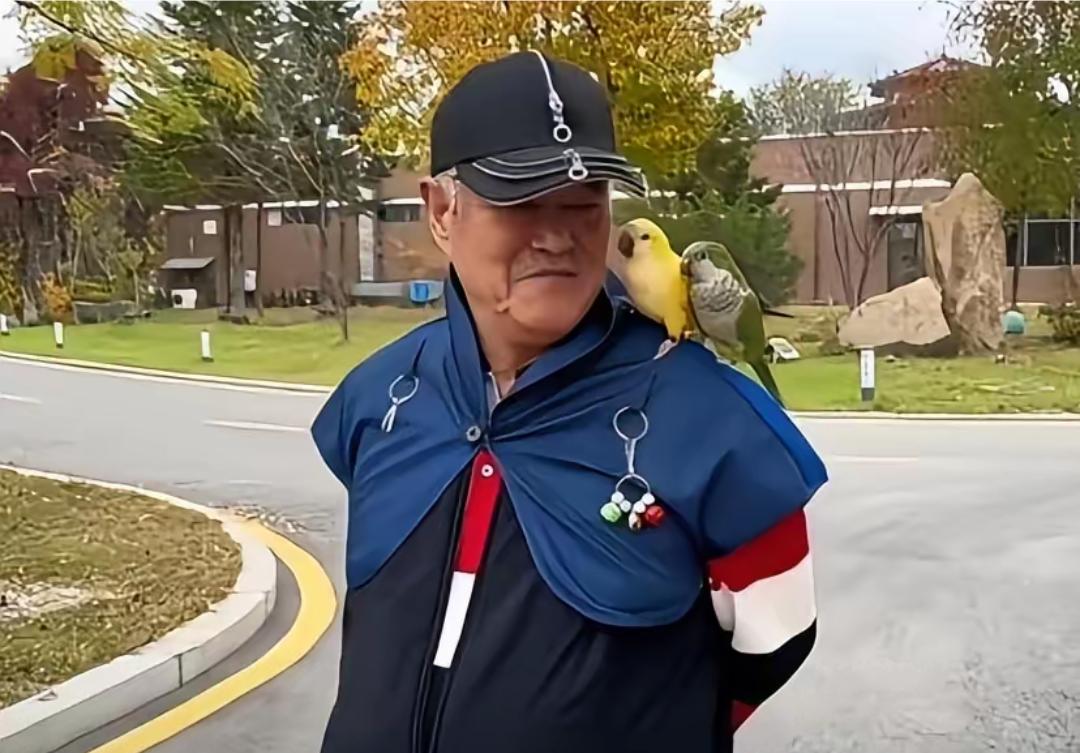 赵本山退休生活过得真惬意，每天在公园散散步，同时带着两只宠物鸟，宠物鸟也挺可爱，