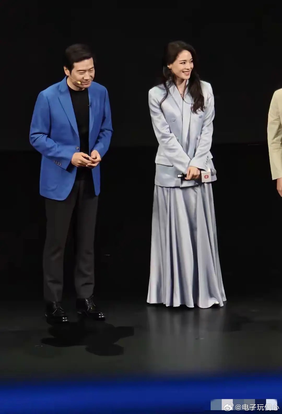 舒淇和雷总两个人都感觉有点害羞，这个年龄了还有丝丝社恐