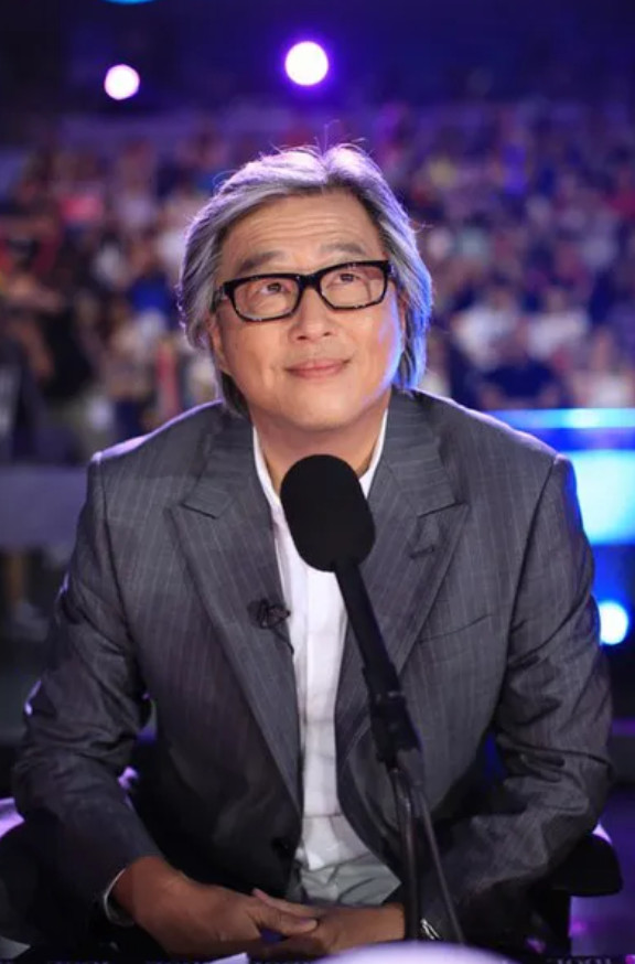 记者问王伟忠为何选大小S？他先坦言：“她俩唱歌比普通还普通。”但他选人重“