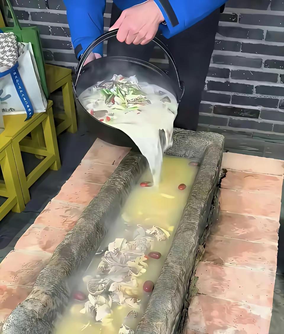 这明明是以前养猪的猪槽，现在怎么成了聚餐的餐槽了？是时代变了，还是人的品味提升