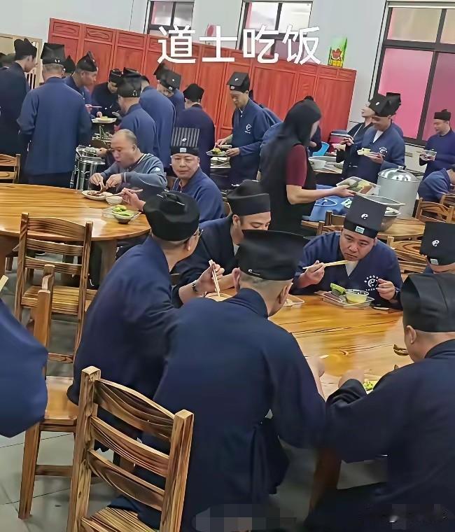 和尚脑满肠肥道士仙风道骨从体型可以看出来，和尚多圆润饱满，道士多清瘦