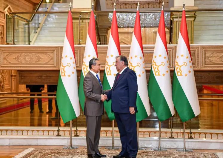 当“日本+中亚5国”首次首脑会议的主会场外，哈萨克斯坦、乌兹别克斯坦