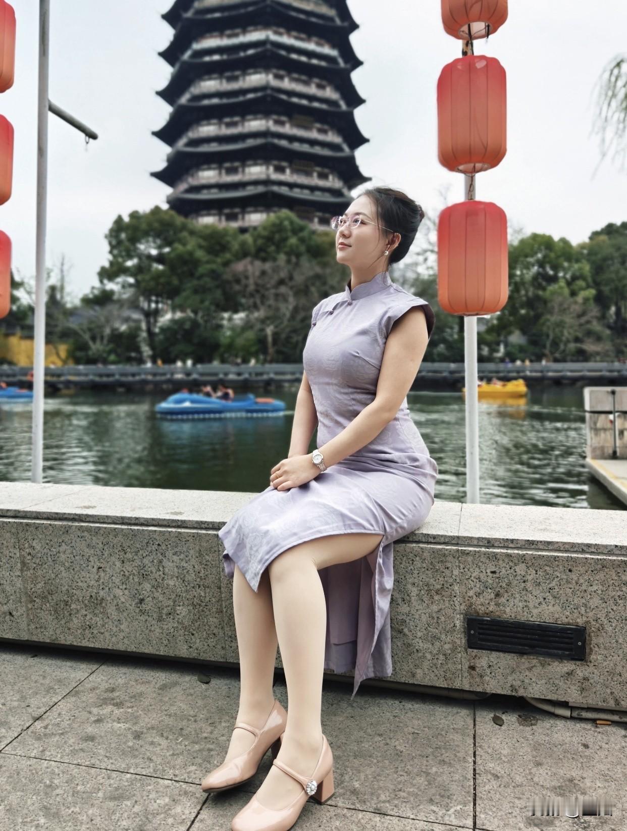 浅绿竹纹旗袍，自带温婉清雅的气质。当穿着它置身于古色古香的中式木楼中，旁边再有点